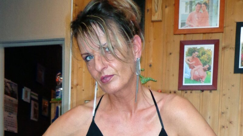 Iris (48) ist Vertriebsmitarbeiterin und seit 28 Jahren mit ihrem Ehemann Frank (51) glücklich liiert. Das Ex-Fotomodel ist im Geiste immer noch 29 Jahre alt und das lebt sie auch aus: Gerade steht ein Comeback als Model wieder ganz oben auf ihrer Agenda. – Bild: RTL II