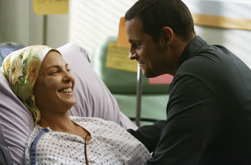 Als Izzie (Katherien Heigl, l.) aus ihrer Narkose erwacht, erfährt sie von Derek, dass alles gut verlaufen ist und er den Tumor vollständig entfernen konnte. Doch Alex (Justin Chambers, r.) und Derek fällt auf, dass etwas mit ihr nicht stimmt … – Bild: PLURIMEDIA (ABC Studios)