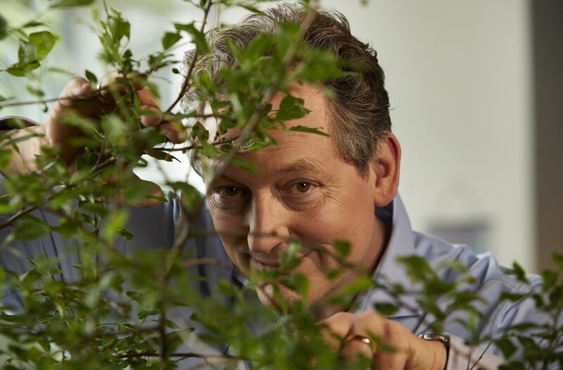 Hecken schützen vor neugierigen Nachbarn und sind deshalb in vielen Gärten sehr beliebt. In der Landwirtschaft sieht man sie jedoch immer seltener. Dabei leisten sie nicht nur wertvollen Sichtschutz, sondern haben auch eine enorme Schlagkraft im Kampf gegen die Klimakrise. Warum wir mehr Hecken auf unseren Feldern brauchen erklärt Eckart von Hirschhausen in „Wissen vor acht – Erde“. – Bild: ARD/​Kai Schulz