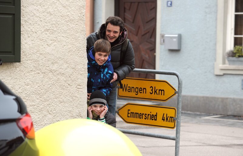 Der neue Freinachtsstreich von Flori, Christian und Seppi. Von hinten: Florian Brunner (Tommy Schwimmer), Christian Preissinger (Marinus Kaffl) und Seppi Neugebauer (Michael Spieß). – Bild: BR/​Marco Orlando Pichler