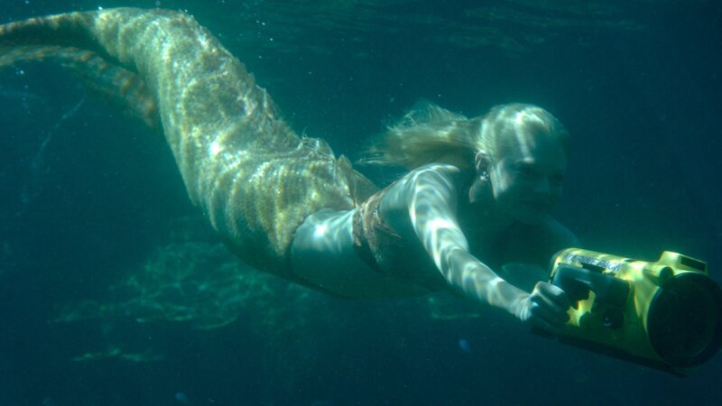 Rikki (Cariba Heine) will unbedingt beim „Junioren Filmfestival“ gewinnen und dreht daher etwas noch nie dagewesenes: einen Unterwasserfilm über Haie. – Bild: ZDF und Jasin Boland