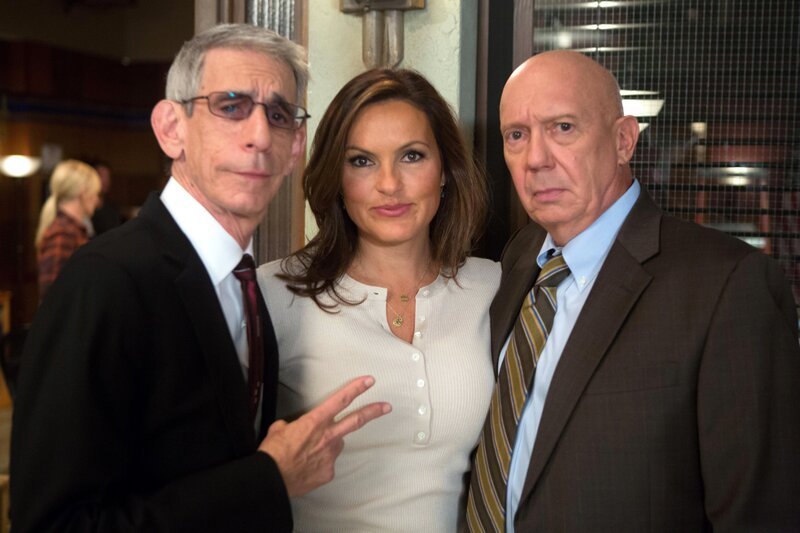 L-R: John Munch (Richard Belzer), Olivia Benson (Mariska Hargitay), Donald Cragen (Dann Florek) – Bild: RTI S.p.A. Interactive Media – Per la pubblicità Mediamond S.p.a., RTI spa, Gruppo Mediaset