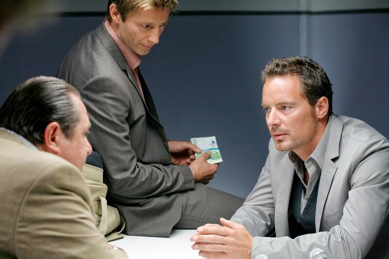 Florian Prantl (Andreas Giebel, l.) und Sven Hansen (Igor Jeftic, m.) ahnen nicht, dass Peter Jordan (John Friedmann, r.) ein gefährliches Spiel treibt. – Bild: ORF/​ZDF/​Christian A. Rieger