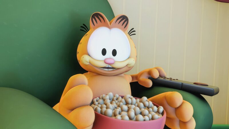 Noch kann Garfield gemütlich vor dem TV lümmeln. – Bild: ORF/​Mediatoon/​Dargaud Media/​Paws Inc.