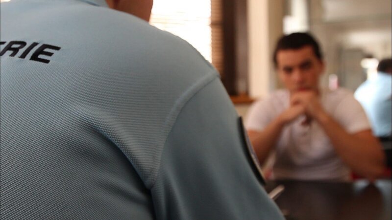 Im Laufe der Ermittlungen gerät ein Freund des Sohnes ins Visier der Polizisten. – Bild: Pierre Chabert /​ ZDF