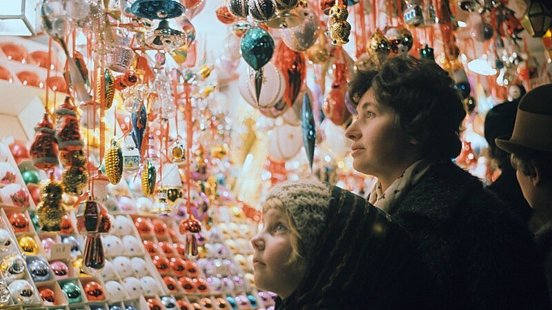 Zwischen Christkind und Weihnachtsmann, Geschenkebergen und Mangelwirtschaft, Familienfest und politischen Botschaften: „Terra X History“ zeigt, wie die Deutschen auf beiden Seiten des geteilten Landes das Weihnachtsfest erlebten. – Bild: ZDF und Schnörrer, Karl