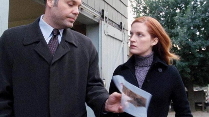 Ein ungelöster Fall dreier Ertrunkenen lässt Goren (Vincent D’Onofrio) und Bishop (Samantha Buck) nicht los: Sie rollen den Fall neu auf. – Bild: MG RTL D