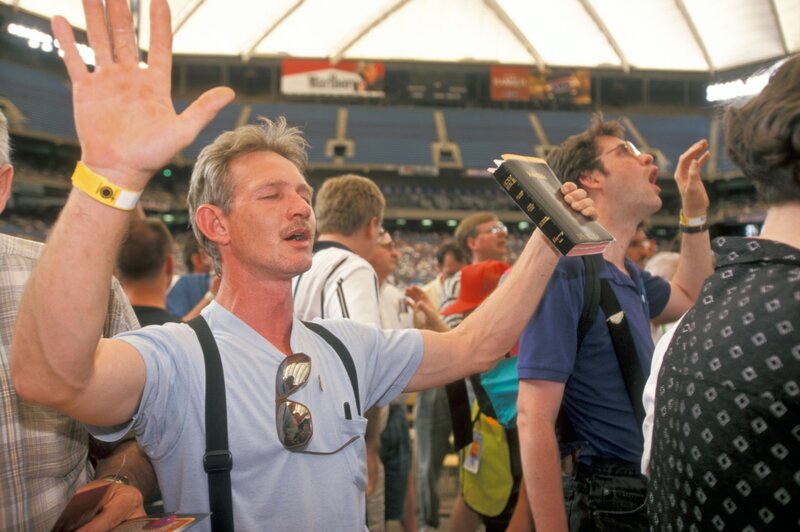 AGD4M5 Pontiac Michigan Men Pray at a Promise Keepers rally at the Pontiac Silverdome – Bild: Alamy Stock Photo