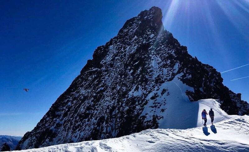 Helmut Ditsch (österreichisch-argentinischer Maler) im Zuge der Dreharbeiten – Bild: Tom Dauer /​ Planet Watch /​ ServusTV