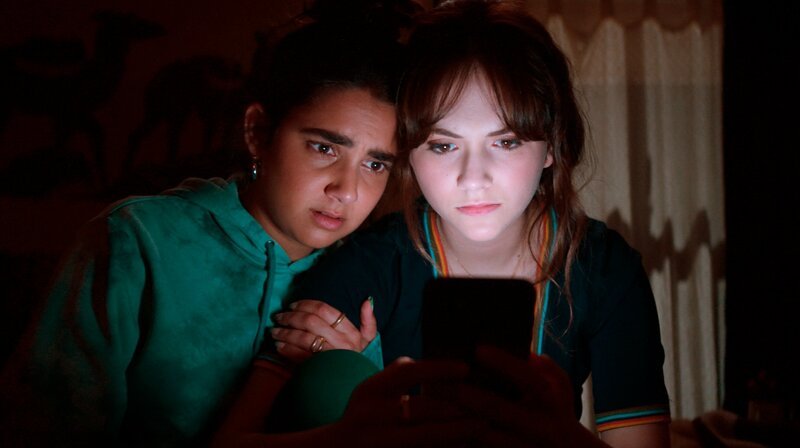 Von links: Taylor (Geraldine Viswanathan) und Margot (Emilia Jones) werden die Nachrichten von Robert allmählich unheimlich. Weiteres Bildmaterial finden Sie unter www.br-foto.de. – Bild: BR/​Studiocanal GmbH