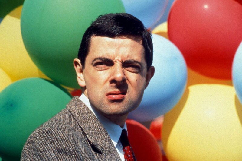 Mr. Bean (Rowan Atkinson) besucht einen Jahrmarkt. – Bild: SUPER RTL