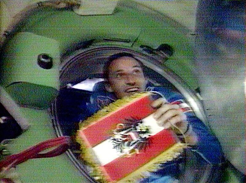 Franz Viehböck schwebt von angedockter Rakete in die Raumstation MIR. – Bild: ORF