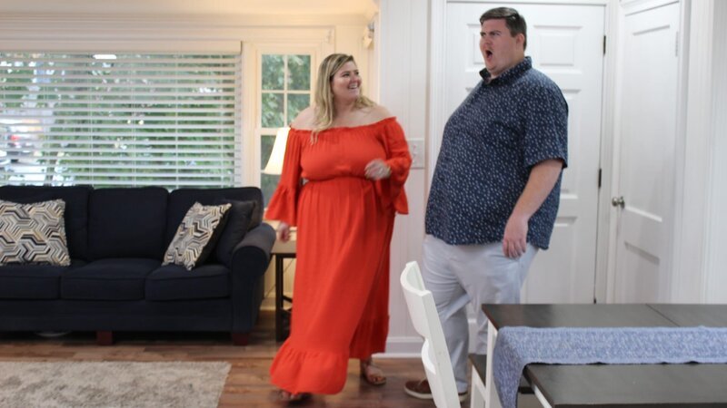 Contributors Halloran Murdock (L) and Rob Guiry (R) are blown away as they enter Sandy Hangout to tour the home as seen on HGTV’s Beachfront Bargain Hunt. – Bild: Discovery, Inc. All Rights Reserved. /​ Jay Gao