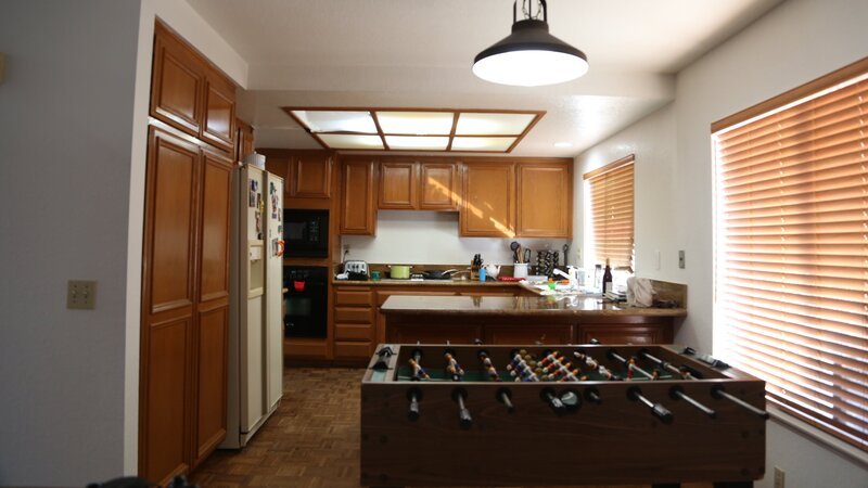 The kitchen pre-renovation. – Bild: TLC /​ Discovery Communications