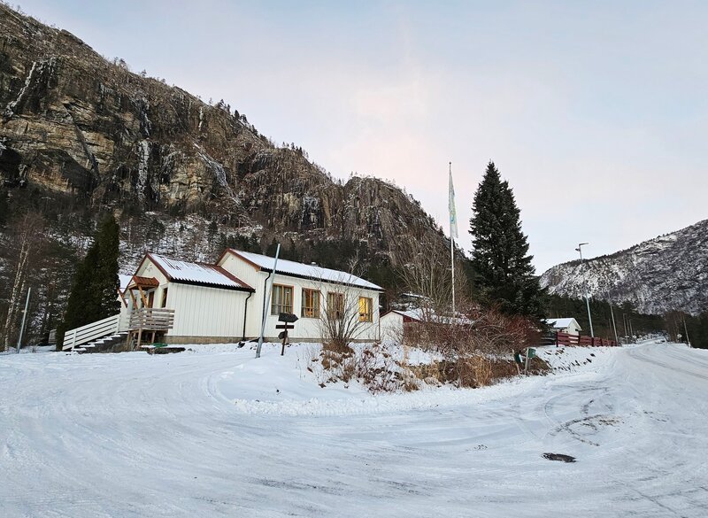 Das Camp in der Wildnis ganz in Weiß. – Bild: Megan Ehrmann /​ BR /​ Bewegte Zeiten Filmproduktion GmbH