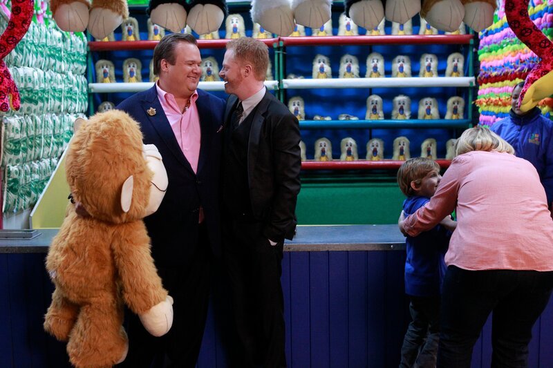 Cameron (Eric Stonestreet, l.) und Mitchell (Jesse Tyler Ferguson, 2.v.l.) – Bild: ViacomCBS /​ Hopper Stone