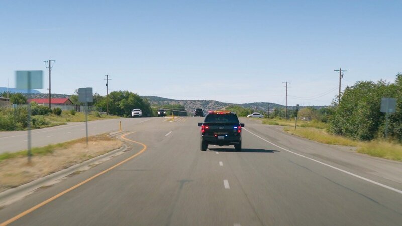 Ein Einsatzwagen fährt durch das Rio Arriba County (generisch) /​ A patrol car driving through the Rio Arriba County (generic) – Bild: Warner Bros. Discovery, Inc. or its subsidiaries and affiliates