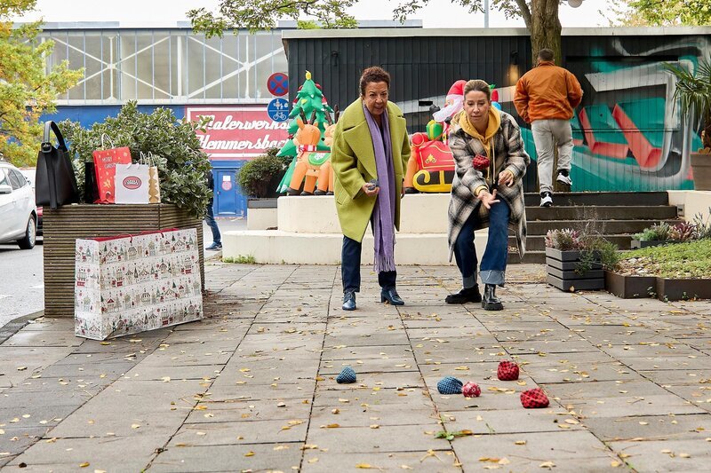 Ute (Isabell Hertel, r.) ist überzeugt, Mission Nuray (Lilay Huser) erfolgreich gemeistert zu haben. Hinten rechts Gianni Aurino (Stefano Ligorio). – Bild: RTL /​ Kai Schulz /​ Kopf über Herz