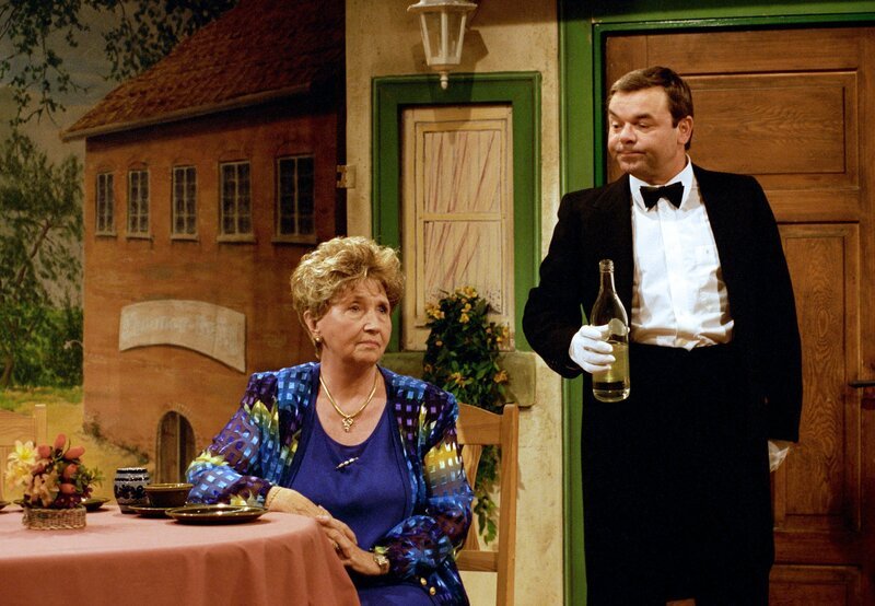 SWR DINNER IN DER MÄULESMÜHLE mit Ruth Mönch und Albin Braig. „Dinner for one“ gehört zum Abschluss eines jeden Jahres. Albin Braig lädt zu einem unterhaltsamen „Dinner in der Mäulesmühle“ ein. Hier gibt es ein Wiedersehen mit der legendären Ruth Mönch als Miss Sophie (li.) und Albin Braig als James. – Bild: SWR/​Schermutzki