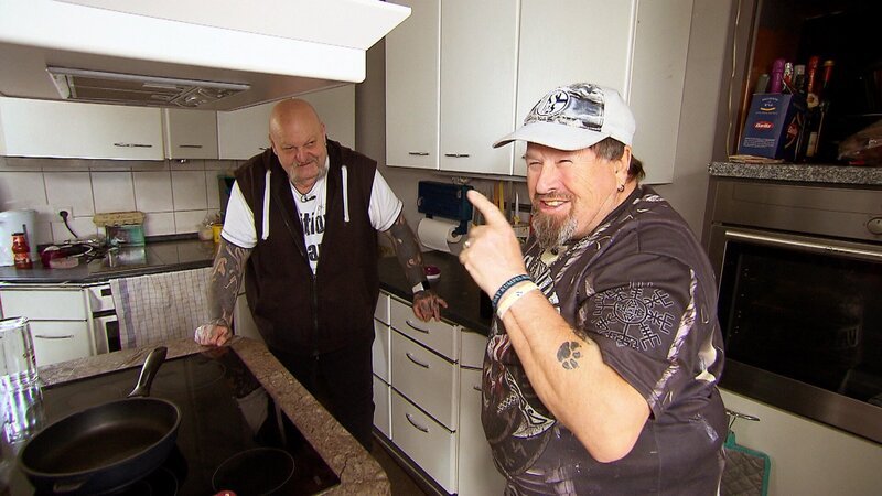 In Gelsenkirchen-Ückendorf hält Willy (62, re.) unterdessen weiter Diät. Seit seine Frau Tanja in der psychiatrischen Klinik ist, verzichtet der Rentner auf Kohlenhydrate. In zwei Wochen hat er dadurch fast zwölf Kilo abgenommen. – Bild: RTLZWEI
