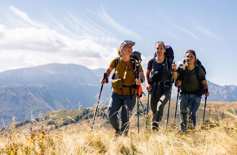 Rund 170 Kilometer und 9.500 Höhenmeter legen (von links) Kaddi, Toni und Lisa auf ihrer Wanderung durch den Balkan zurück. Weiteres Bildmaterial finden Sie unter www.br-foto.de. – Bild: BR/​Luis Vojtechovsky