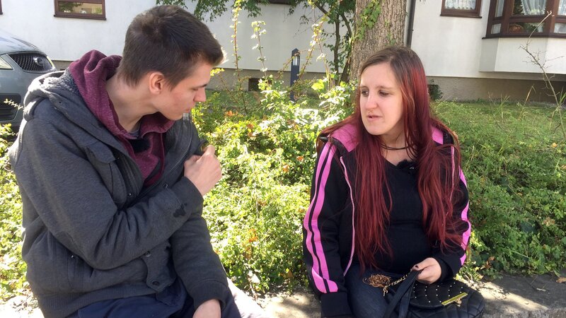 Für Melanie und ihren Verlobten Leon ist klar: Arbeit ist Zeitverschwendung! Das Paar lebt von Hartz IV und hält nach eigener Aussage nichts vom frühen Aufstehen. Doch nun ist Melanie schwanger – wird das Paar Verantwortung übernehmen? – Bild: RTLZWEI /​ Good Times Fernsehprodu