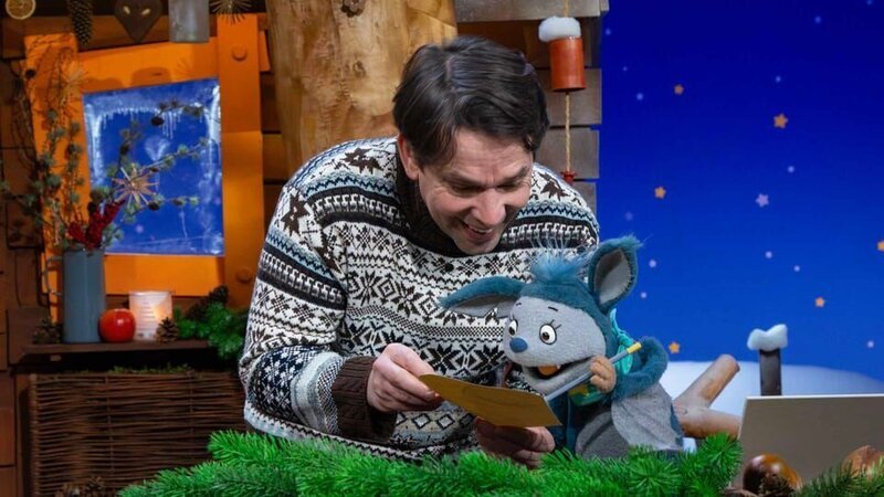 Fidi und Juri schreiben ihre Weihnachts-Wunschzettel, sprechen darüber und singen gemeinsam ein Lied. – Bild: KiKA