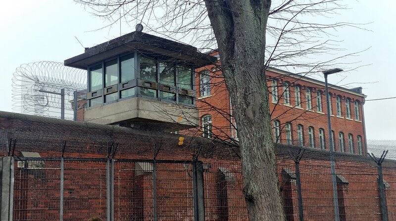 Justizvollzugsanstalt Fuhlsbüttel, umgangssprachlich Santa Fu genannt. – Bild: NDR/​MiraMedia