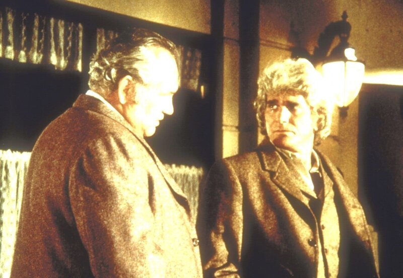 Charles Ingalls (Michael Landon, r.) versucht, den Ladenbesitzer Mr. Gibson (Claude Earl Jones, l.) zu überreden, seine Diebstahlanzeige gegen Albert zurückzuziehen. – Bild: Sat.1 Gold