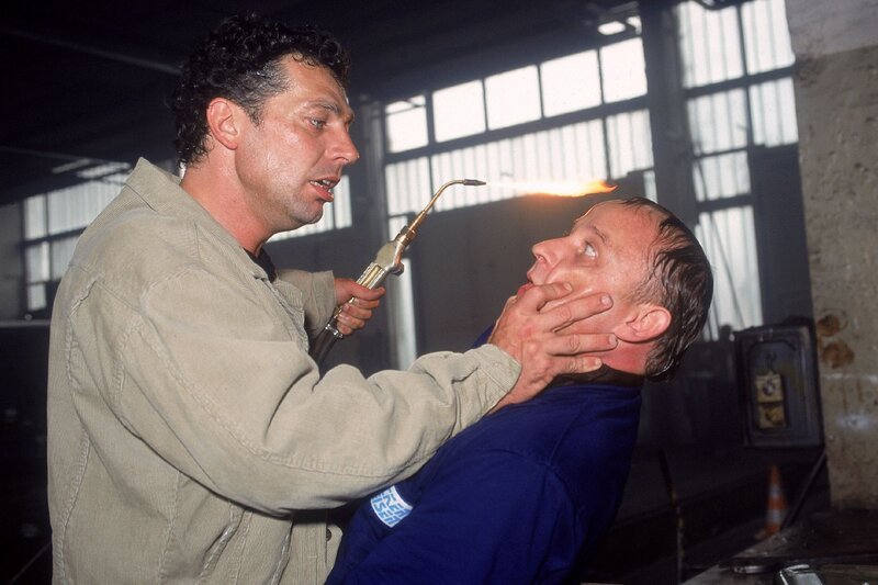 Gerber (Gregor Bloeb, l.) will mit allen Mitteln die Wahrheit über den Busunfall hören und versucht mit Gewalt ein Tatgeständnis von Ulrich (Alexander Held) zu bekommen … – Bild: MG RTL D /​ Rolf Baumgartne