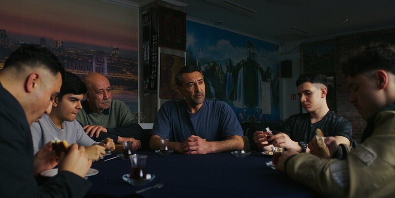 Yasins Vater lädt Can, Berkan, Yasin und Dominik nach ihrer nächtlichen Odyssee auf Sandwichs in einem Café ein. Auch der Cafébesitzer ist betroffen von den Geschehnissen des Abends. – Bild: Christian Mario Löhr /​ ZDF