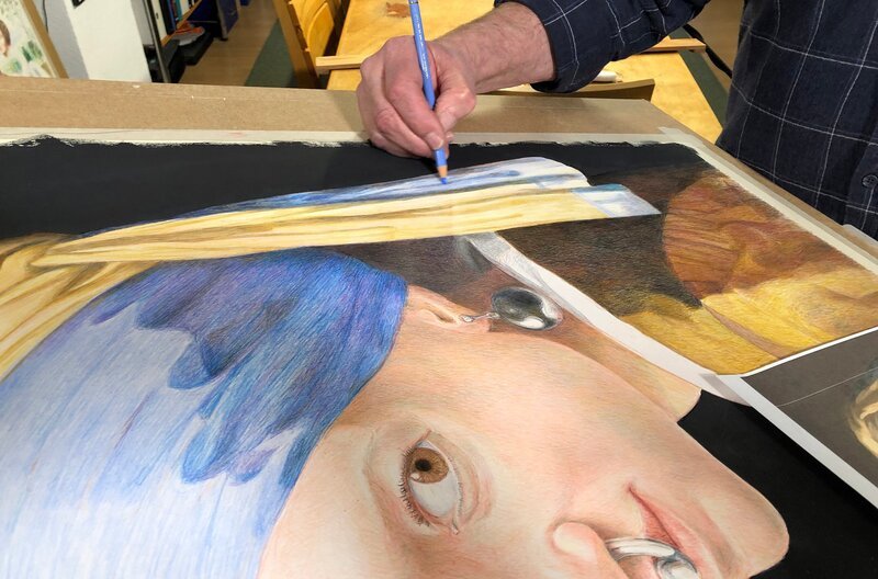 Der rheinhessische Zeichner Jörg Baltes arbeitet mit Buntstift auf Papier, den Hintergrund gestaltet er mit Guache-Farbe. – Bild: SWR