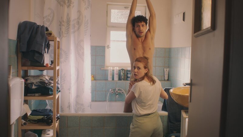 Bei Caro (Meriel Hinsching) und Yannik (Rojan Juan Barani) klingelt es an der Tür, in einem Moment indem sie eigentlich nicht gestört werden wollen. – Bild: ZDF und Harald Cremer