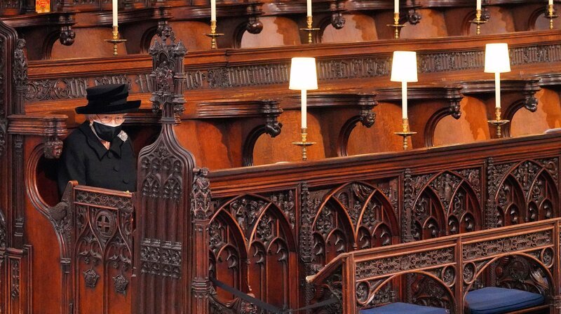 Elisabeth II. bei der Beerdigung von Prinz Philip, 2021. – Bild: SWR/​ddp/​CAMERA PRESS/​ROTA