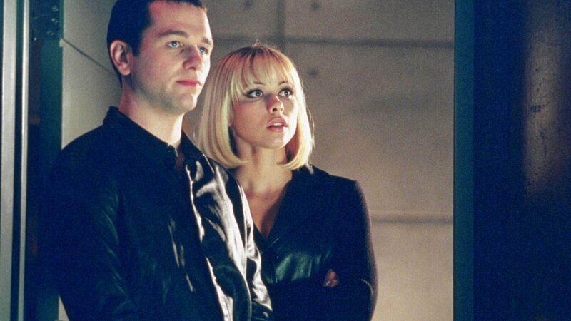 Zu den Opfern des Klatschreporters, der angeblich Selbstmord begangen hat, zählten auch der Partypromoter Justin Price (Matthew Rhys), sowie dessen Freundin Vanessa Farrow (Jennifer Sky), eine aufstrebende Schauspielerin. – Bild: RTL