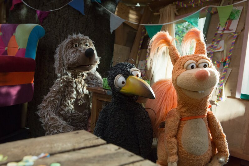 Streng geheim! Buffo (Ulli Voland), Rudi (Lennart Morgenstern) und Ella (Anna Menzel) planen eine Überraschung zu Ottos Geburtstag. – Bild: Zia Ziarno /​ ZDF