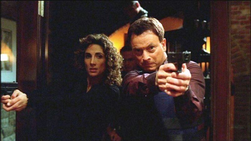 Die Detectives Stella Bonasera (Melina Kanakaredes) und Mac Taylor (Gary Sinise) sind dem Täter auf der Spur, der pikante Details aus Macs Vergangenheit zu kennen scheint. – Bild: RTL /​ CBS