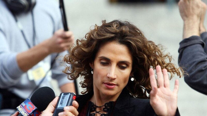 Detective Stella Bonasera (Melina Kanakaredes) tappt bei den Ermittlungen in einem Mordfall zunächst im Dunkeln. Erst als die Wunden des Toten nochmals untersucht werden, wird klar, was die Mordwaffe gewesen sein muss. – Bild: MG RTL D /​ Eric Liebowitz /​ CBS Broadcasting Inc.