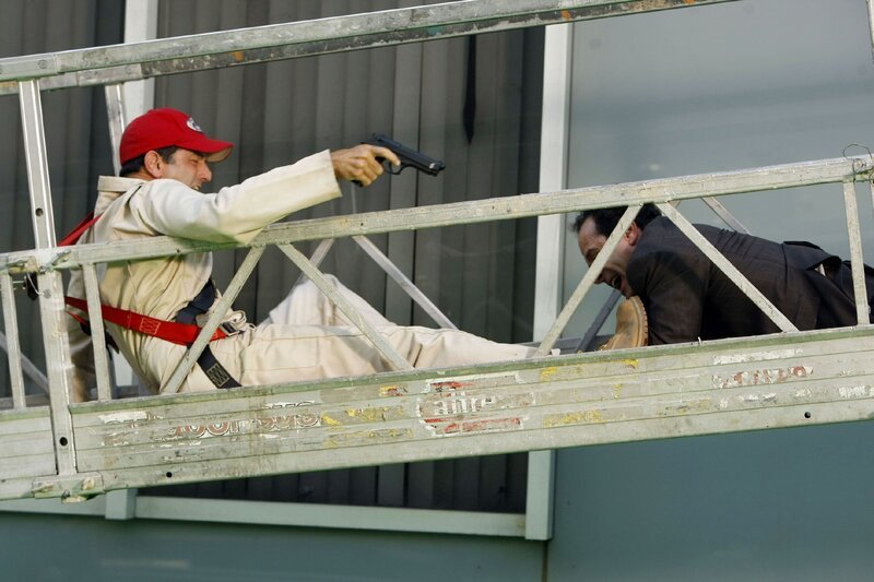 Fensterputzer (Mark Harelik, l.) und Adrian Monk (Tony Shalhoub). – Bild: RTLplus