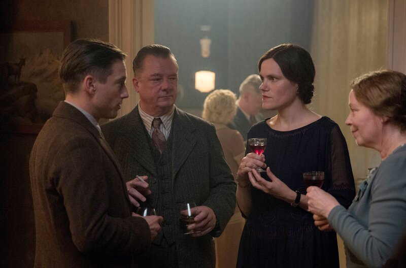 Gereon Raths (Volker Bruch, li.) Vermieterin Elisabeth Behnke (Fritzi Haberland) unterhalten sich mit seinem Kollegen Wolter (Peter Kurth) und seiner Frau Emmi (Marie Gruber, re.) – Bild: ZDF und ARD Degeto/​X-Filme/​Beta Film/​Sky Deutschland/​Frédéric Batier.