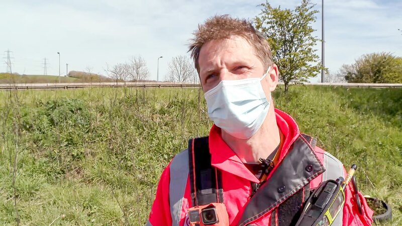 Paramedic Andy Crow talking to the camera about the patient’s injuries on the side of the road – Bild: Warner Bros. Discovery, Inc. or its subsidiaries and affiliates. All rights reserved.