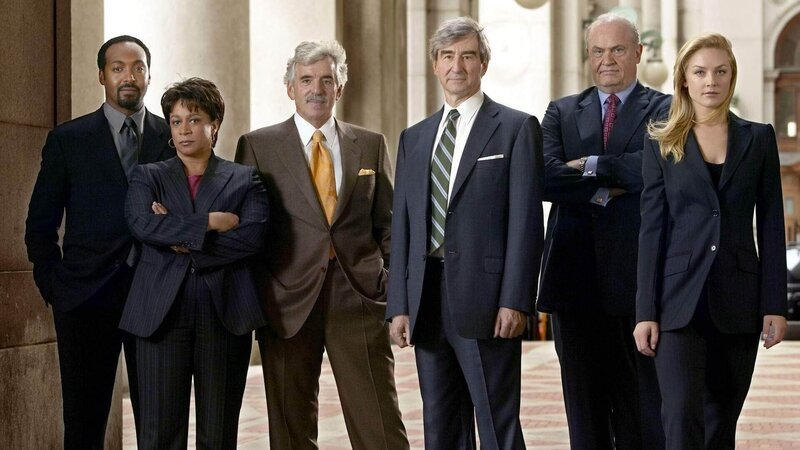 15. Staffel: Jessie Martin als Det. Ed Green, S. Epatha Merkerson als Lt. Anita Van Buren, Dennis Farina als Joe Fontana, Sam Waterston als Asst. D.A. Jack McCoy, Fred Thompson als D.A. Arthur Branch, Elisabeth Rohm als Asst. D.A. Serena Southerlyn (v.li.) – Bild: TVNOW /​ NBC