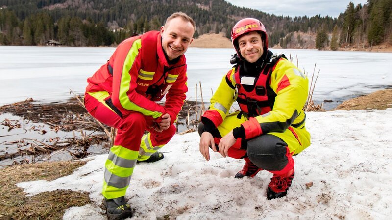Tobi (rechts) checkt gemeinsam mit Flo von der DLRG, warum es gefährlich ist, ins Eis einzubrechen. Weiteres Bildmaterial finden Sie unter www.br-foto.de. – Bild: BR/​megaherz gmbh/​Fritz Schönegger