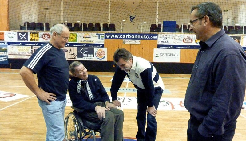 ARD/​SR EXCLUSIV IM ERSTEN: JOACHIM DECKARM, „Meine Reise nach Tatabánya“, am Samstag (29.03.14) um 15:30 Uhr im ERSTEN. Lajos Panovics, Joachim Deckarm, Heiner Brand und Thomas Braml (v.l.n.r.). – Bild: SR