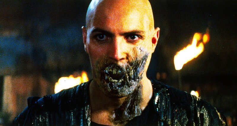 Nach mehreren grausamen Morden ist das Gesicht des verfluchten Hohepriester Imhotep (Arnold Vosloo) bereits fast komplett wiederhergestellt. – Bild: RTL NITRO