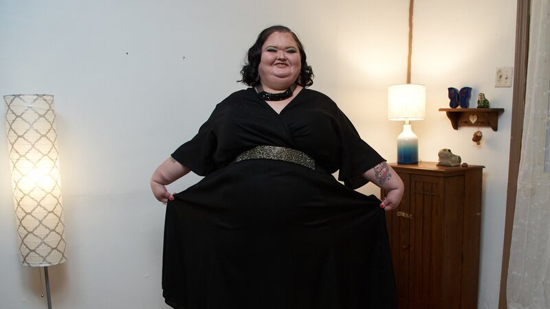 LS Amy posing for her family to show off her weight loss following the surgery. – Bild: Discovery Communications, LLC