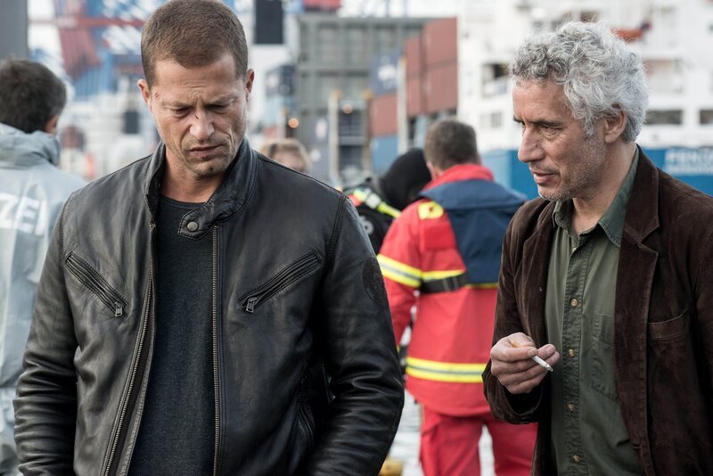 Tschiller (Til Schweiger,li.) und Kromer (Ralph Herforth) begreifen langsam die Zusammenhänge. – Bild: WDR/​NDR/​Marion von der Mehden