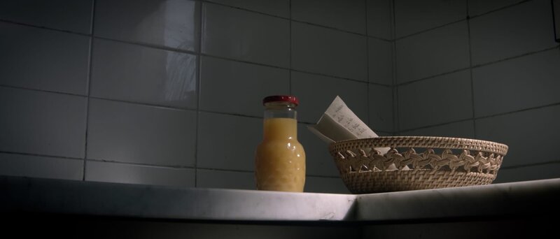 Einige Wochen vor Helena Jubanys Tod steht eine Flasche mit vergiftetem Pfirsichsaft vor ihrer Türe. – Bild: ZDF und Corporació Catalana de Mitjans Audiovisuals, SA