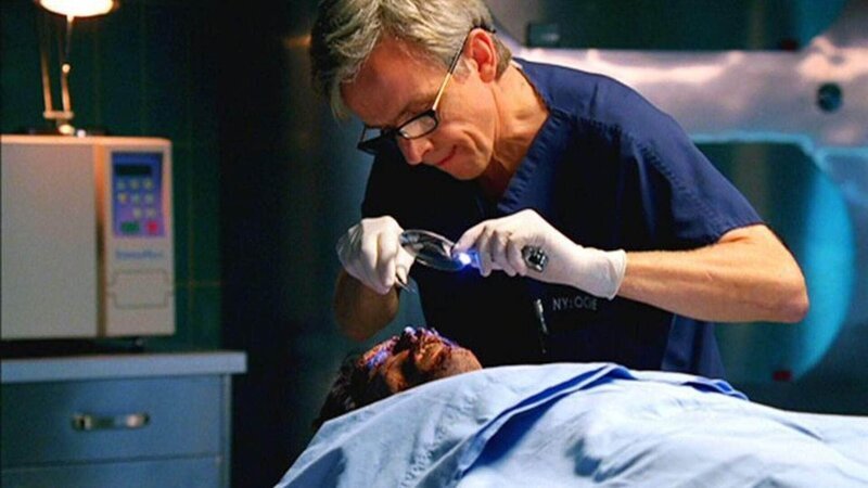 Dr. Sid Hammerback untersucht die Leiche des erschlagenen Unternehmers und fördert interessante Erkenntnisse zu Tage. – Bild: TVNOW /​ CBS