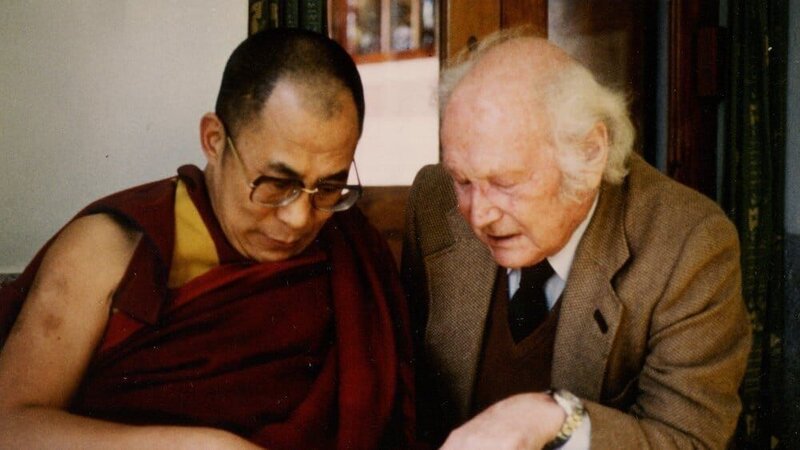 Archivaufnahme vom Dalai Lama und Heinrich Harrer zu den Dreharbeiten zu ServusTVs „Bergwelten – Heinrich Harrer – Vom Eiger nach Lhasa“. – Bild: ServusTV